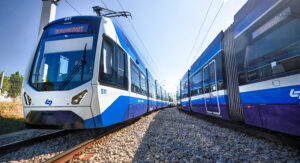 TW500 Züge der Badner Bahn auf zwei Gleisen unterwegs
