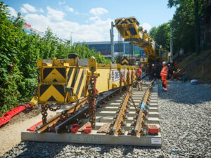 Angestellte der Wiener Lokalbahnen bei Modernisierungsarbeiten an der Infrastruktur mit Kran