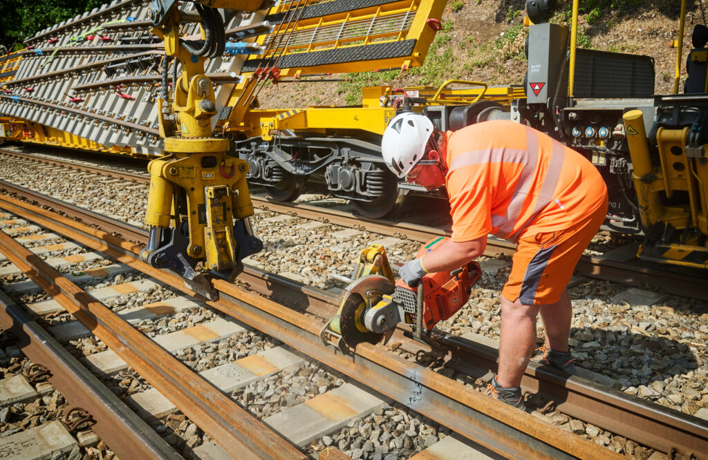 Angestellte der Wiener Lokalbahnen bei Modernisierungsarbeiten an der Infrastruktur mit Hilfsgeräten