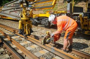 Angestellte der Wiener Lokalbahnen bei Modernisierungsarbeiten an der Infrastruktur mit Hilfsgeräten