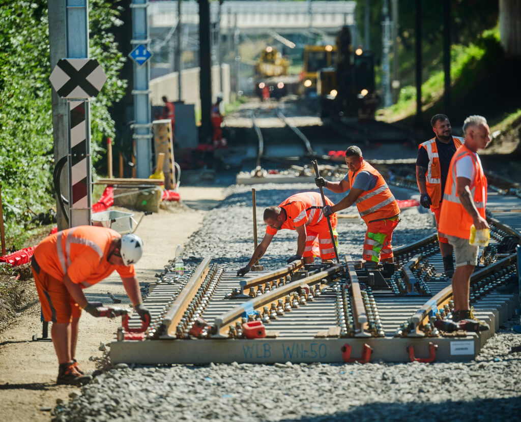 Angestellte der Wiener Lokalbahnen bei Modernisierungsarbeiten an der Infrastruktur