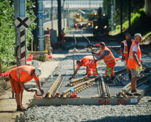 Angestellte der Wiener Lokalbahnen bei Modernisierungsarbeiten an der Infrastruktur